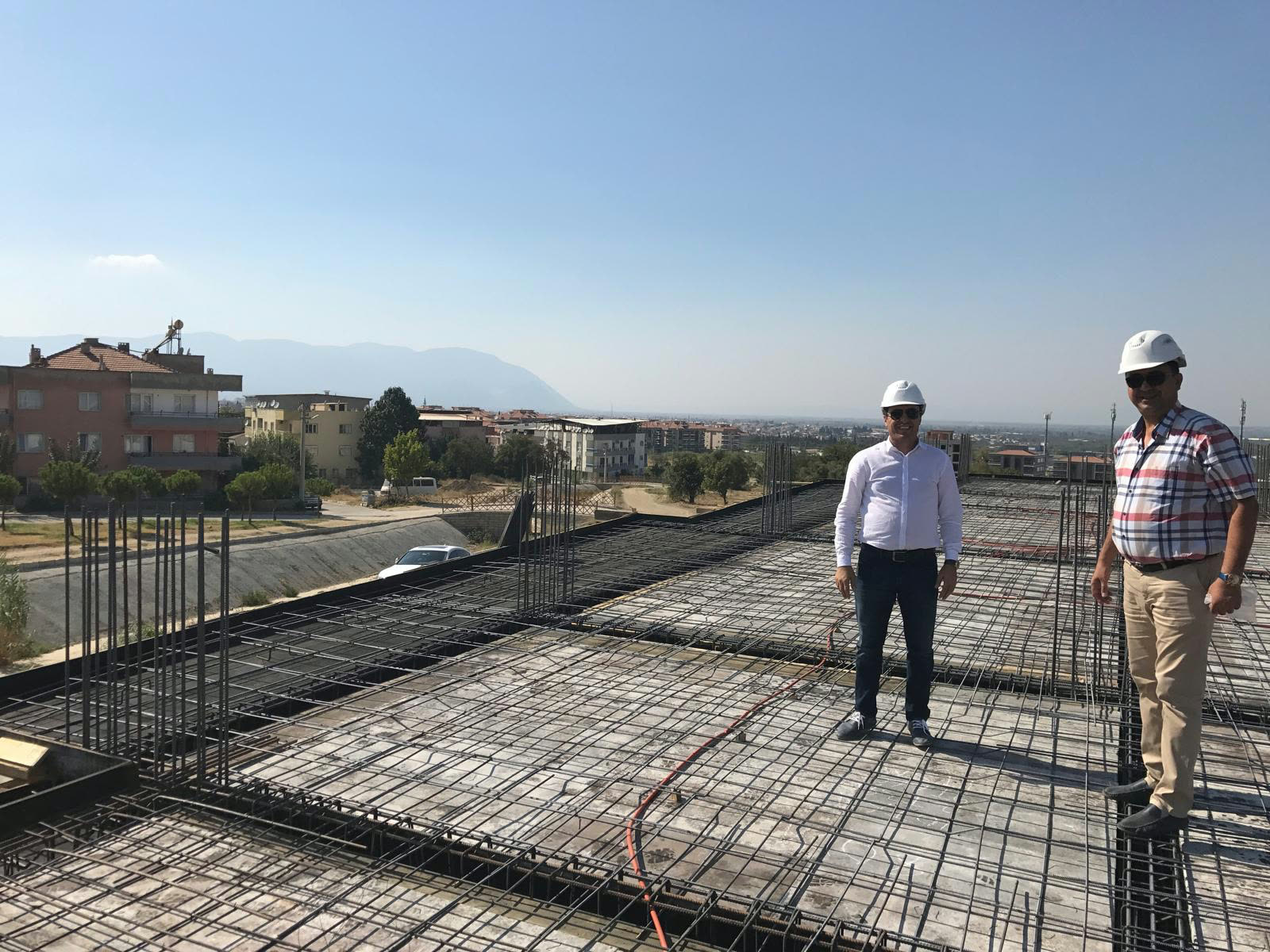 Beyhan İnşaat yöneticileri şantiyede döşeme donatısı üzerinde